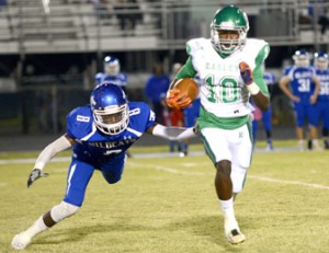 Kerry Gilstrap/Courier Easley’s Bralan Fuller gets away from a Woodmont defender during the Green Wave’s win over the Wildcats on Friday night.